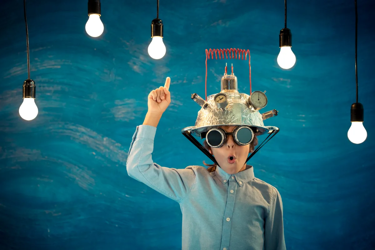 Kind mit Erfinderhelm hat eine Idee – Prüfungsvorbereitung Mathe in Karlsruhe
